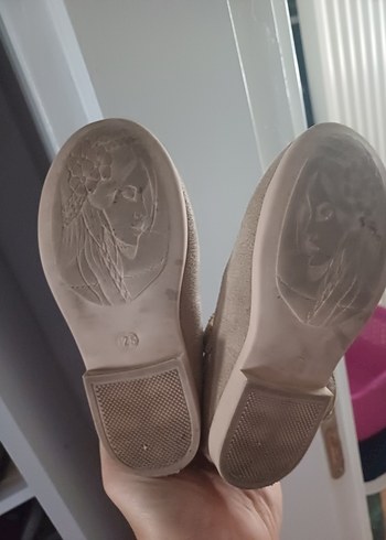 25 Beden Kız Çocuk Bej Süet Tokalı Babet