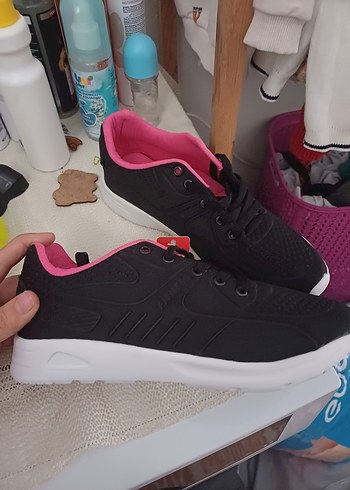 Pembe Detaylı Siyah Kadın Spor Ayakkabı