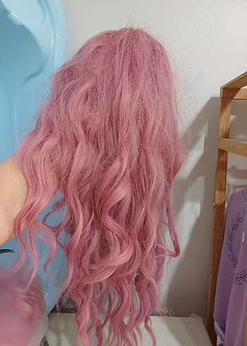 Pembe Fırfırlı Dalgalı Sentetik peruk