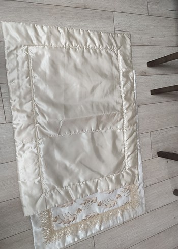 Beden ten rengi Renk Krem Organize İşlemeli Saten Yatak Örtüsü