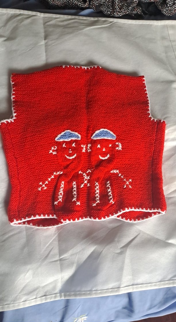 Nakışlı Kız Çocuk Kırmızı Örgü Yelek - Görsel 2