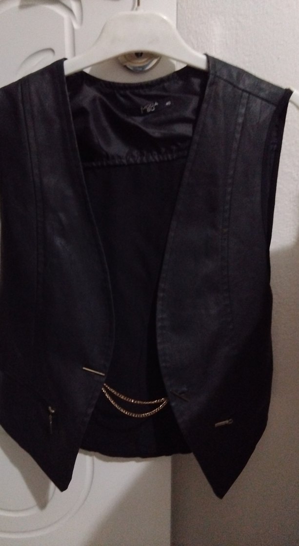 Zincir Detaylı Siyah Deri Kadın Yelek - Görsel 3