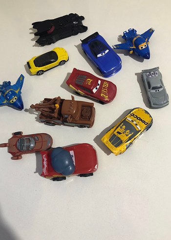 Çeşitli Renklerde Oyuncak Arabalar ve Uçaklar - Görsel 2