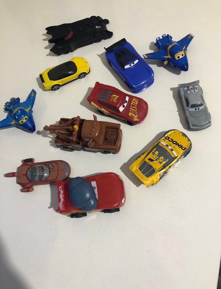 Çeşitli Renklerde Oyuncak Arabalar ve Uçaklar - Görsel 2