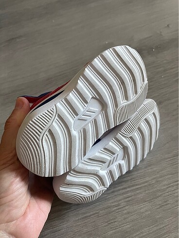 22 Beden kırmızı Renk Adidas erkek çocuk ayakkabı