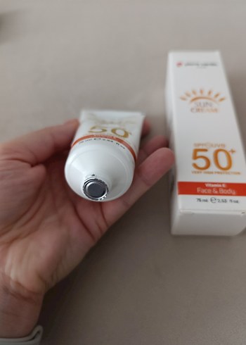 Pierre Cardin SPF 50+ Yüz ve Vücut Güneş Kremi - Görsel 2
