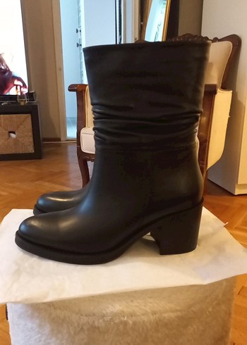 Elle Sik Siyah Orta Boy Topuklu Cizme
