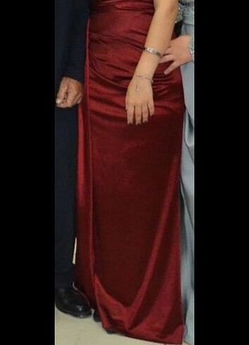 Tek kolu askılı bordo abiye