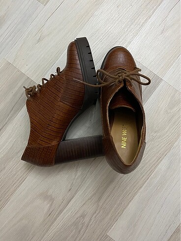 Nine West Nine West Bot