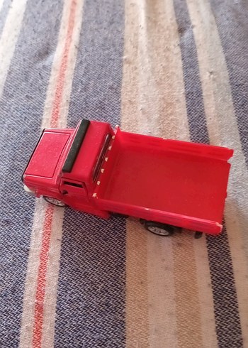 Kırmızı Oyuncak Kamyonet - Görsel 2