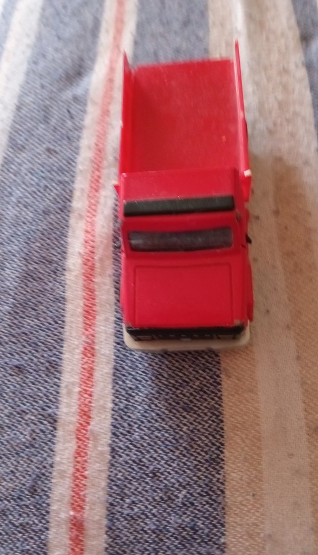 Kırmızı Oyuncak Kamyonet - Görsel 3