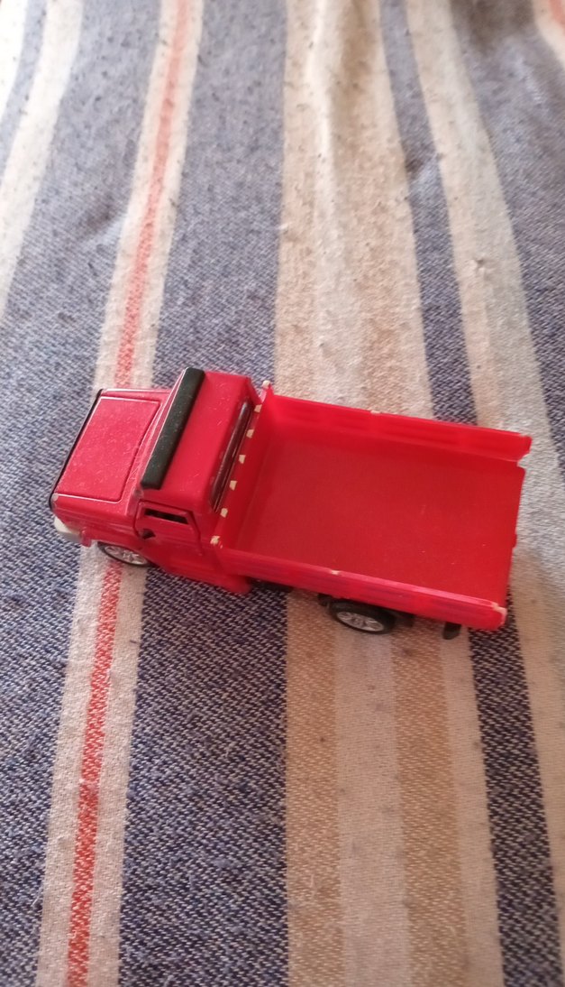 Kırmızı Oyuncak Kamyonet - Görsel 2