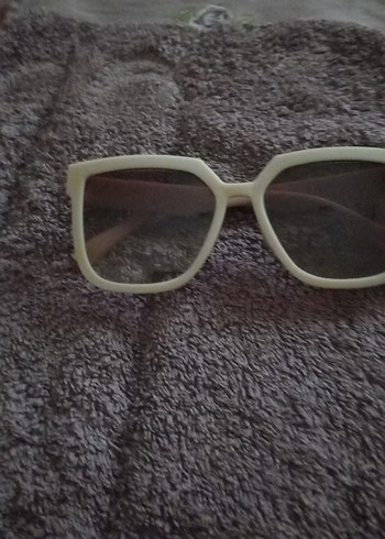 Şeffaf Bej Minimalist Kadın Güneş Gözlüğü - Görsel 3