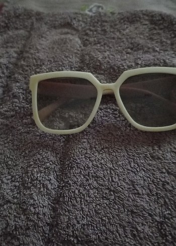 Şeffaf Bej Minimalist Kadın Güneş Gözlüğü - Görsel 2