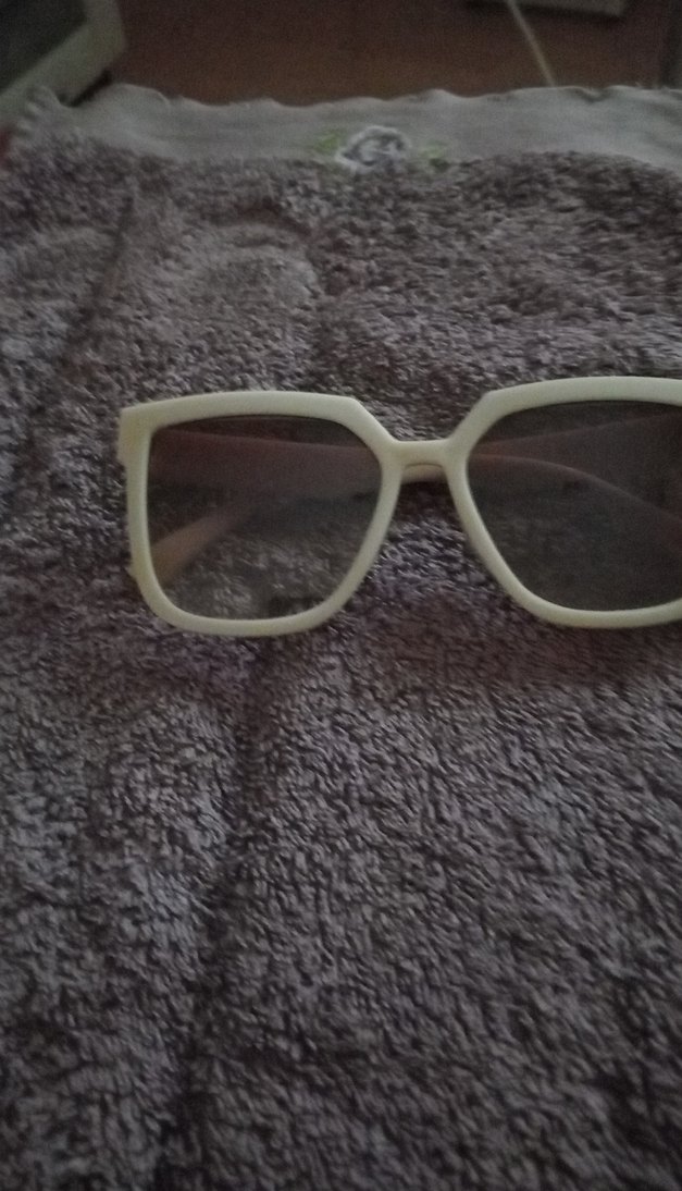 Şeffaf Bej Minimalist Kadın Güneş Gözlüğü - Görsel 3