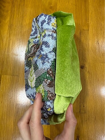 Beden Çiçekli pul işlemeli mavi yeşil kadifeli clutch çanta