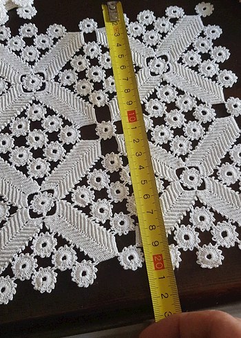 El Yapımı Beyaz Motifli Dantel Örtü