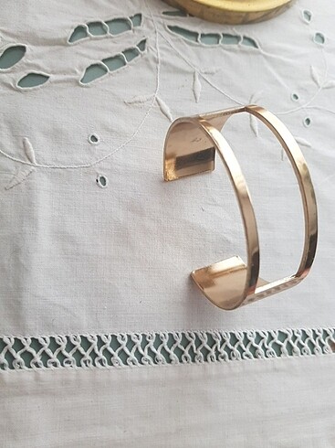 Gold rengi, çelik, sabit bileklik.
