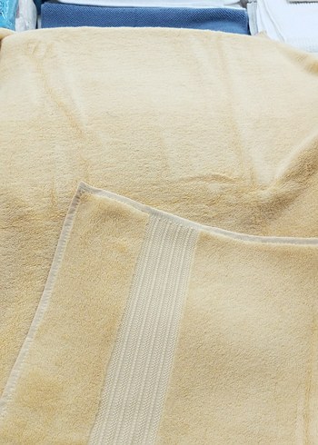 Sarı Nakışlı Parlak Çağdaş Havlu - Görsel 3