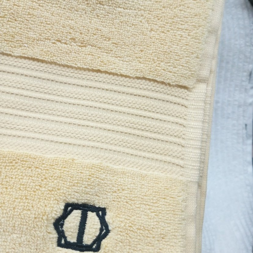 Sarı Nakışlı Parlak Çağdaş Havlu - Görsel 2