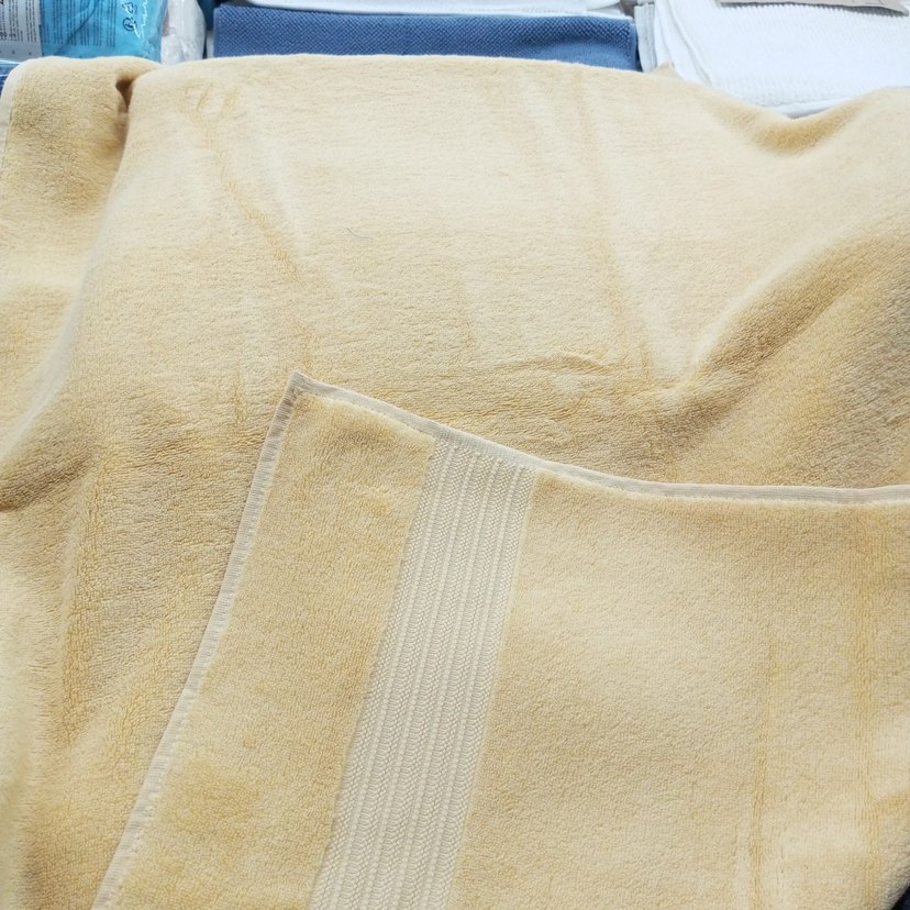 Sarı Nakışlı Parlak Çağdaş Havlu - Görsel 3