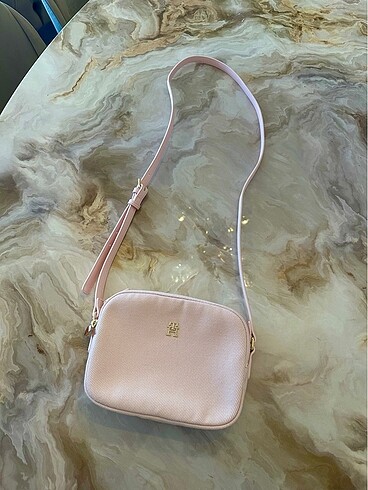 Tommy hilfiger pembe omuz çantası