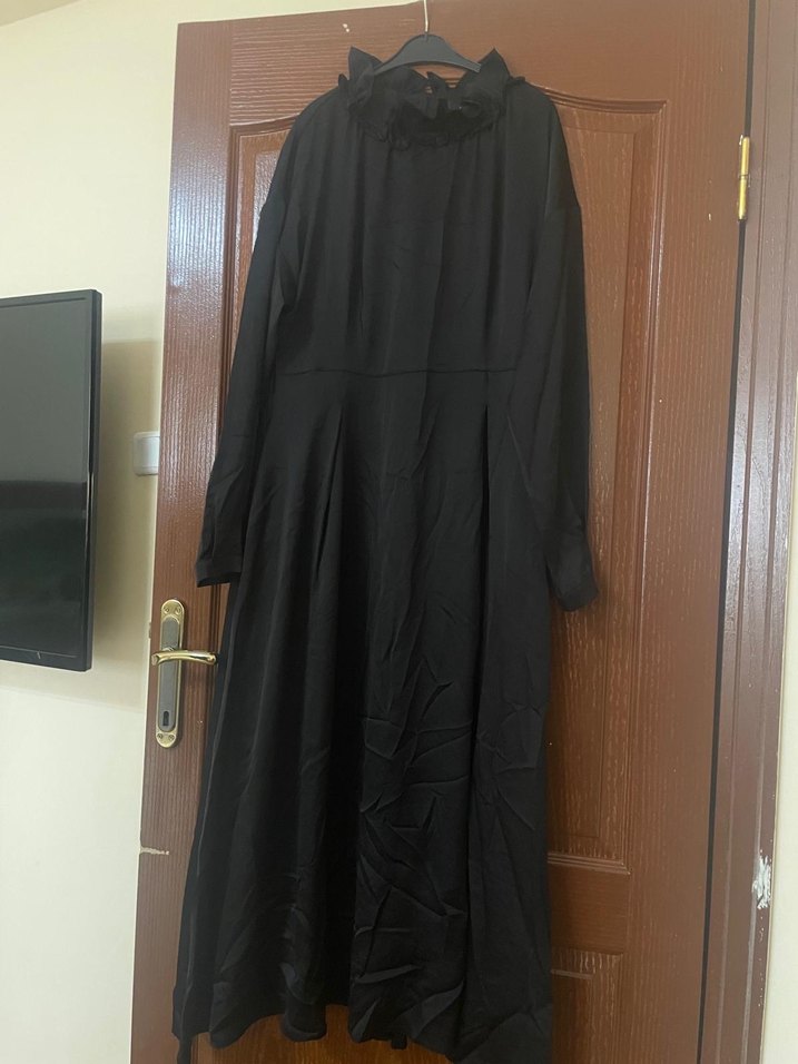 Tuğba Marka Uzun Siyah  Elbise Fırfırlı Yaka - Görsel 3