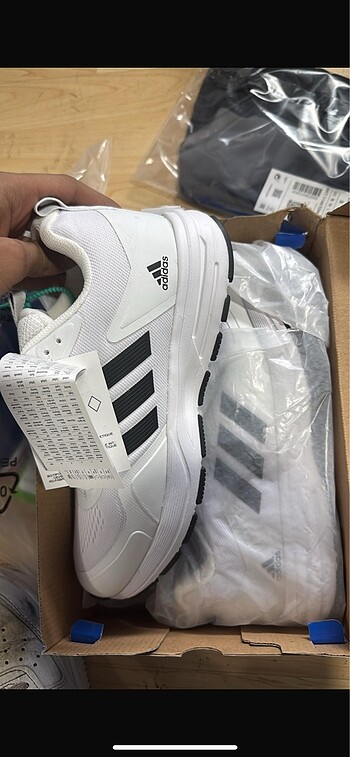 Orjinal Adidas 1 kere giyildi yep yeni dar geldiği için satıyoru