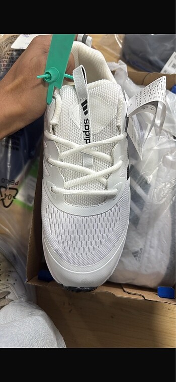 Adidas Orjinal Adidas 1 kere giyildi yep yeni dar geldiği için satıyoru