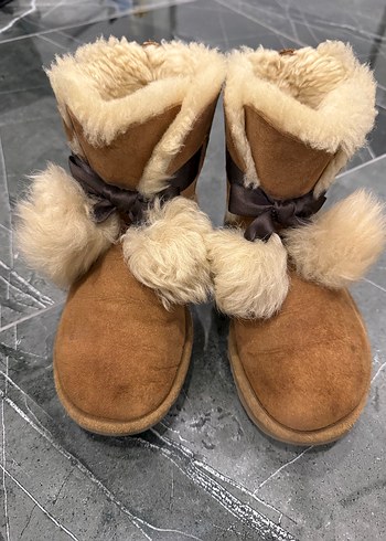 Ugg ponponlu bot