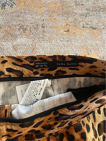 Zara Önden yırtmaçlı leopar kalem etek