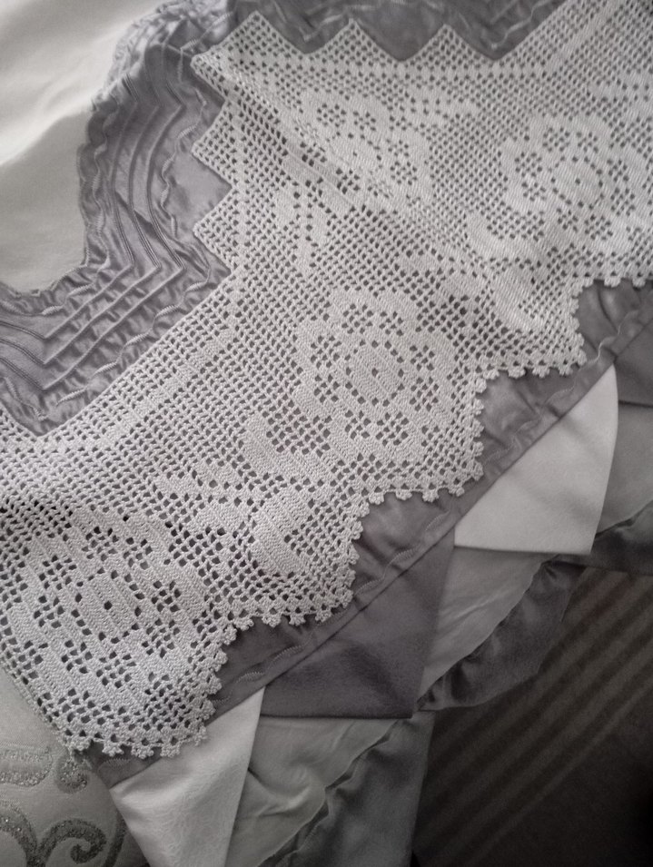 İşlemeli Beyaz ve Gri Yatak Örtüsü - Görsel 2