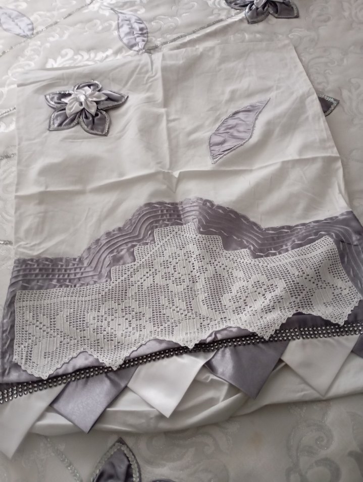 İşlemeli Beyaz ve Gri Yatak Örtüsü - Görsel 4