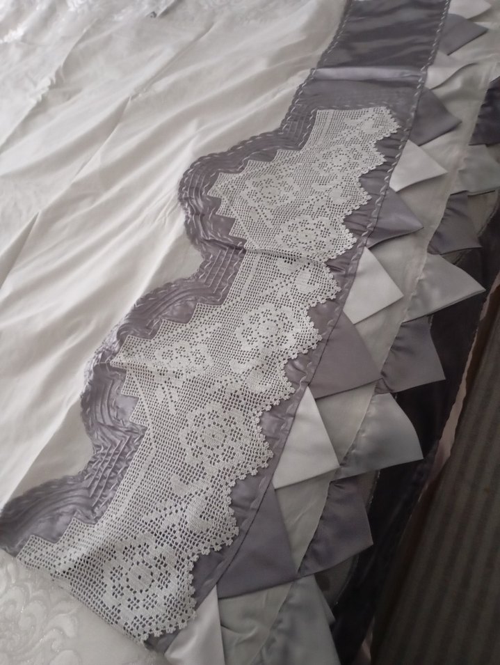 İşlemeli Beyaz ve Gri Yatak Örtüsü - Görsel 3