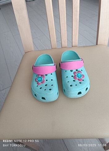LC Waikiki Kız çocuğu için ister sandalet ister terlik gibi 29 numaradır