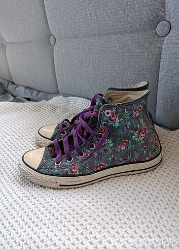 39 Beden çeşitli Renk Çok az giyilmiş gerçek çiçekli chuck taylor converse