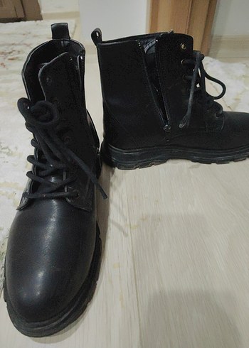 Siyah Deri Bağcıklı Stiletto Topuklu Bot - Görsel 3