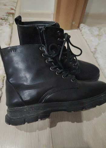 Siyah Deri Bağcıklı Stiletto Topuklu Bot - Görsel 2