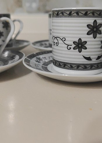 Gri Desenli Beyaz Fincan ve Tabak Seti - Görsel 2