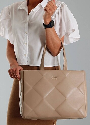 Calvin Klein Calvin Klein Re-lock Quilt Tote Size: 28 x 38 cm