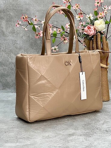 Calvin Klein Re-lock Quilt Tote Size: 28 x 38 cm