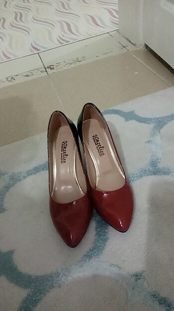 Kırmızı siyah topuklu ayakkabı
