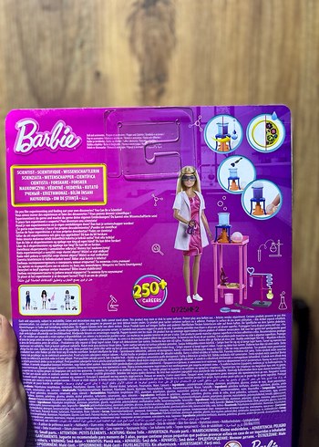 Pembe Elbiseli Barbie Bebek ve Bilim Seti - Görsel 2