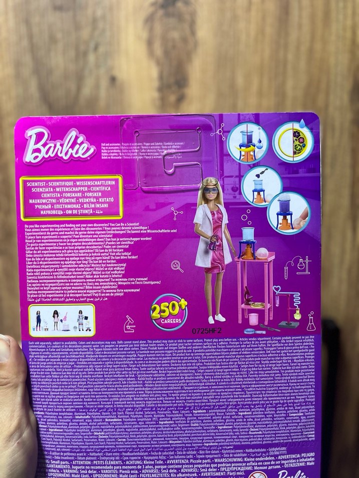 Pembe Elbiseli Barbie Bebek ve Bilim Seti - Görsel 2