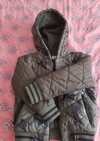 Kapüşonlu Kamuflaj Desenli Erkek Çocuk Mont - Görsel 3