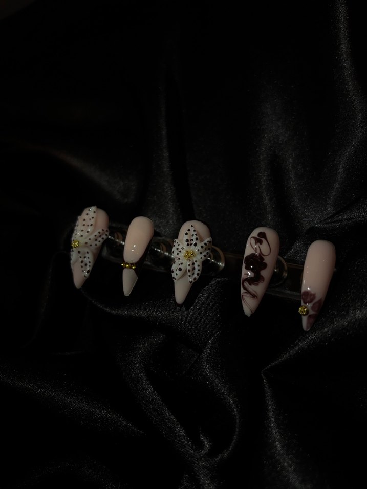 Bej Renkli Çiçek Desenli Jel Takma Tırnak - Görsel 3