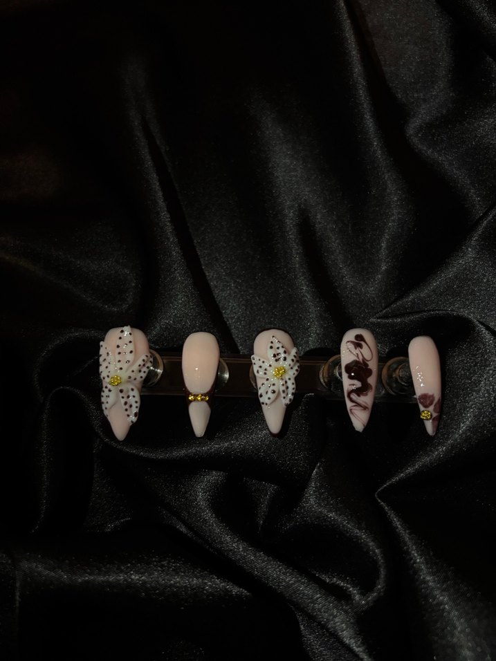 Bej Renkli Çiçek Desenli Jel Takma Tırnak - Görsel 2