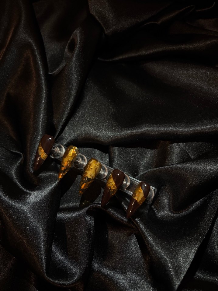 Altın Renkli Koyu Jel Takma Tırnak - Görsel 2