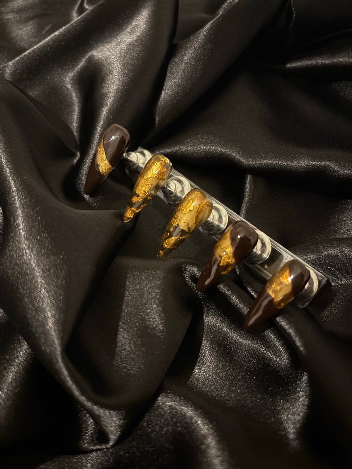 Altın Renkli Koyu Jel Takma Tırnak - Görsel 3