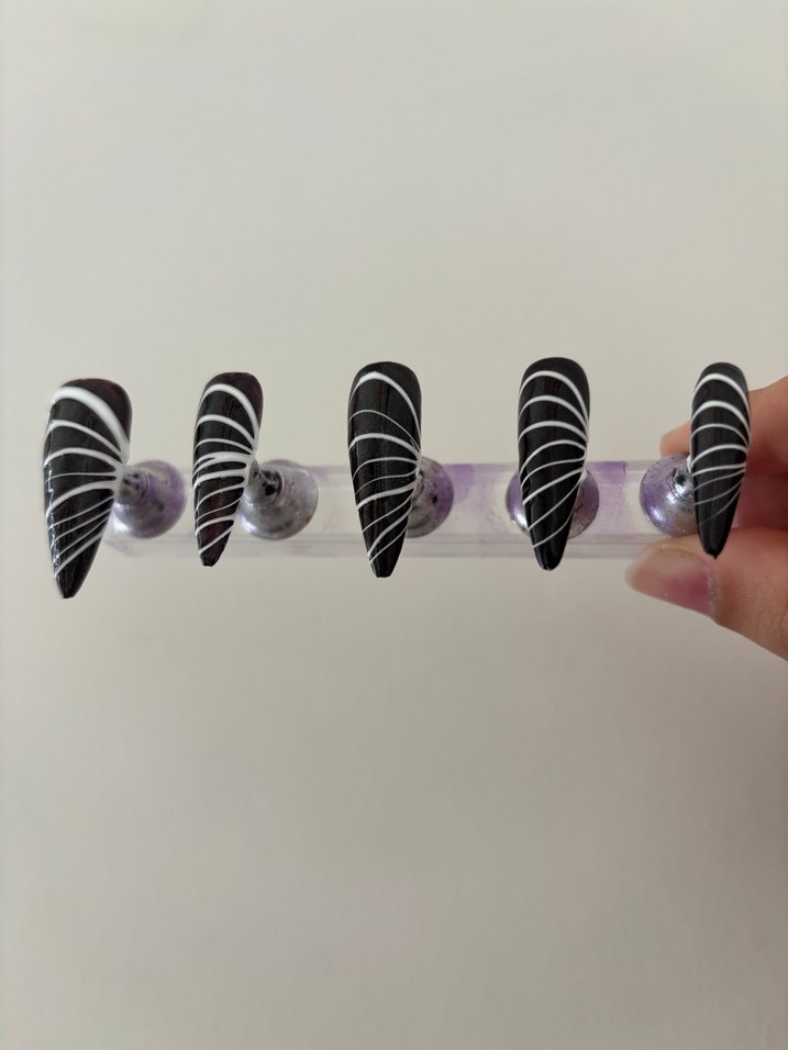 Siyah Beyaz Desenli Jel Takma Tırnak - Görsel 2